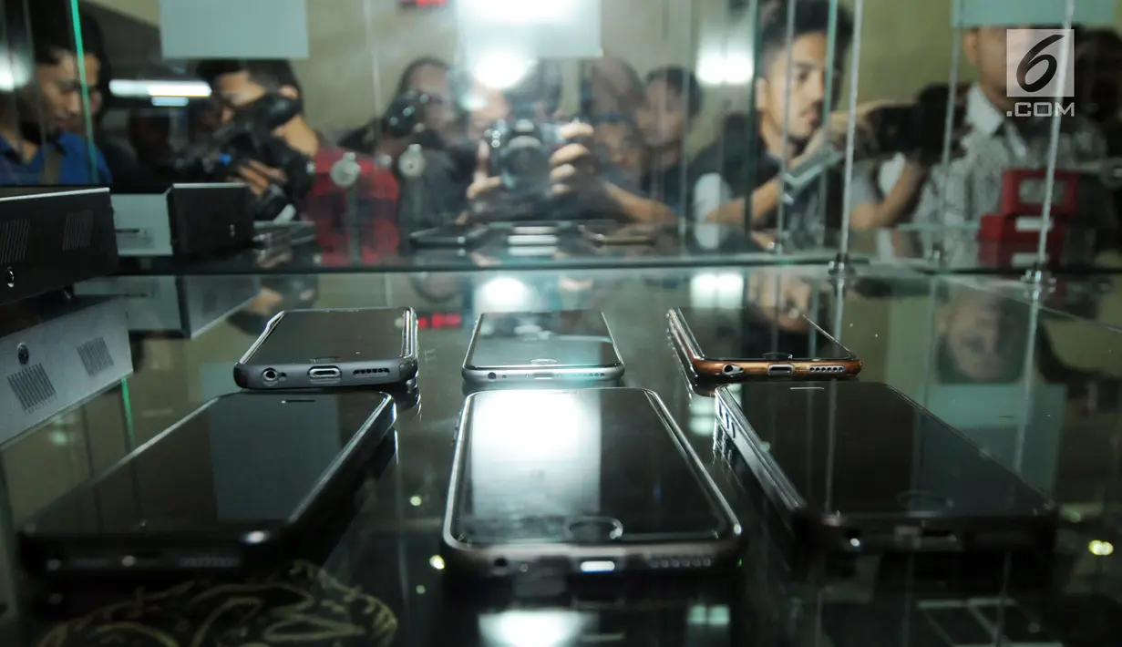 Deretan handphone (HP) berbagai jenis di intalasi yang akan dilelang di gedung KPK, Jakarta, Jumat (20/7). Handphone tersebut hasil sitaan KPK terhadap para koruptor yang ketangkap KPK. (Merdeka.com/Dwi Narwoko)
