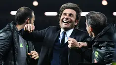 Ekspresi Antonio Conte saat merayakan kemenangan setelah pertandingan melawan West Bromwich Albion di Liga Inggris di Hawthorns (12/5). Conte dengan Chelseanya  berhasil meraih juara Liga Inggris 2016/2017. (AFP Photo/Anthony Devlin)