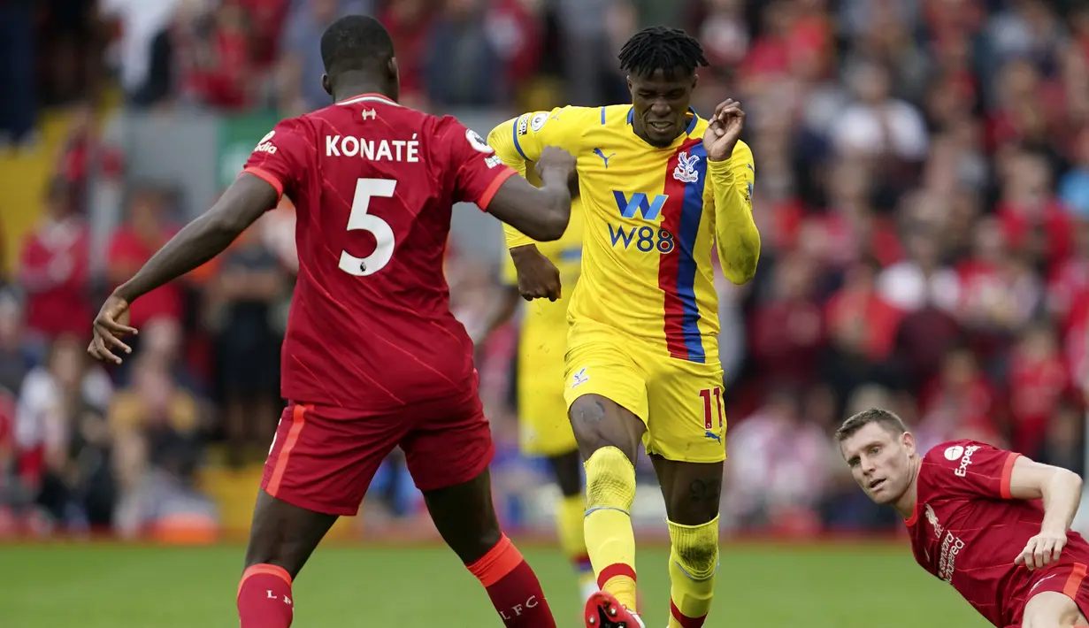 Pada menit ke-19 Wilfried Zaha terjatuh akibat kontak dari Ibrahima Konate di dalam kotak penalti. Namun wasit memutuskan bukan sebuah pelanggaran. (AP/Jon Super)