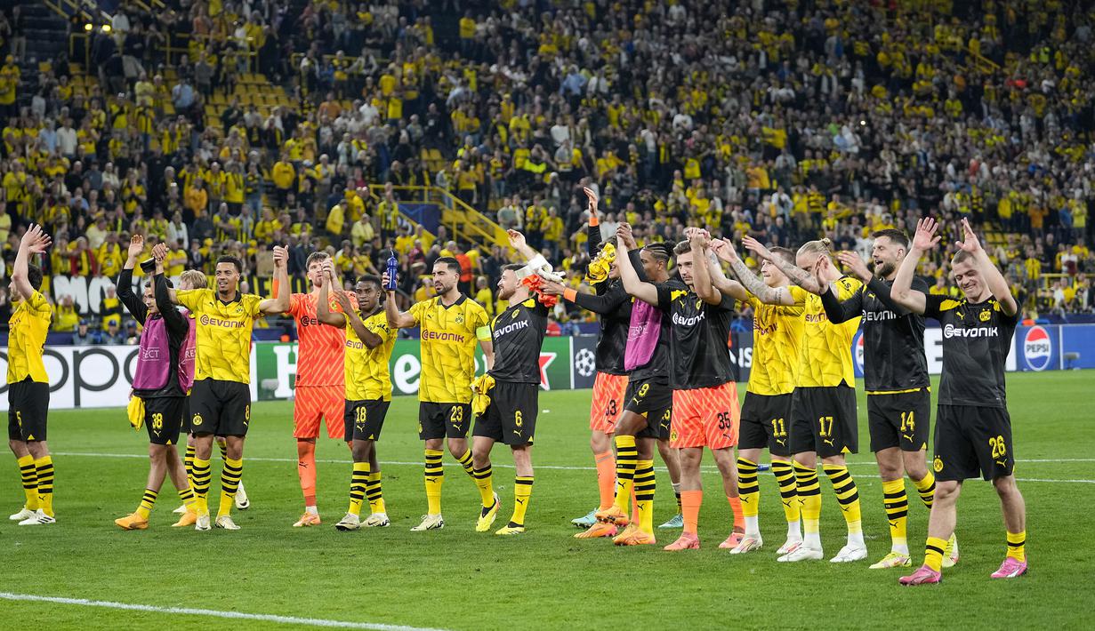 Selebrasi para pemain Borussia Dortmund di hadapan para pendukung merayakan kemenangan 1-0 atas PSG pada laga leg pertama semifinal Liga Champions 2023/2024 di Signal Iduna Park Stadium, Dortmund, Rabu (1/5/2024). (AP Photo/Martin Meissner)