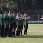 Para pemain Timnas Indonesia U-19 melakukan yel-yel sebelum latihan di Lapangan ABC Senayan, Jakarta, Selasa (18/9/2018). Latihan ini merupakan persiapan jelang Piala AFC U-19. (Bola.com/Vitalis Yogi Trisna)