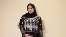 Dress hitam dengan detail bordir bunga-bunga juga merupakan outfit terbaik saat momen Idul Fitri. (instagram/aurelie.hermansyah)