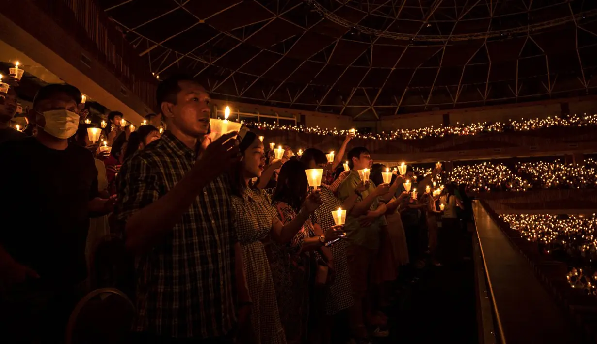 "Insya Allah Natal di tahun 2023 ini berjalan lancar, aman, dan sukses," ujar Eri di sela kunjungannya di sejumlah gereja, Minggu (24/12) malam. (Juni KRISWANTO/AFP)