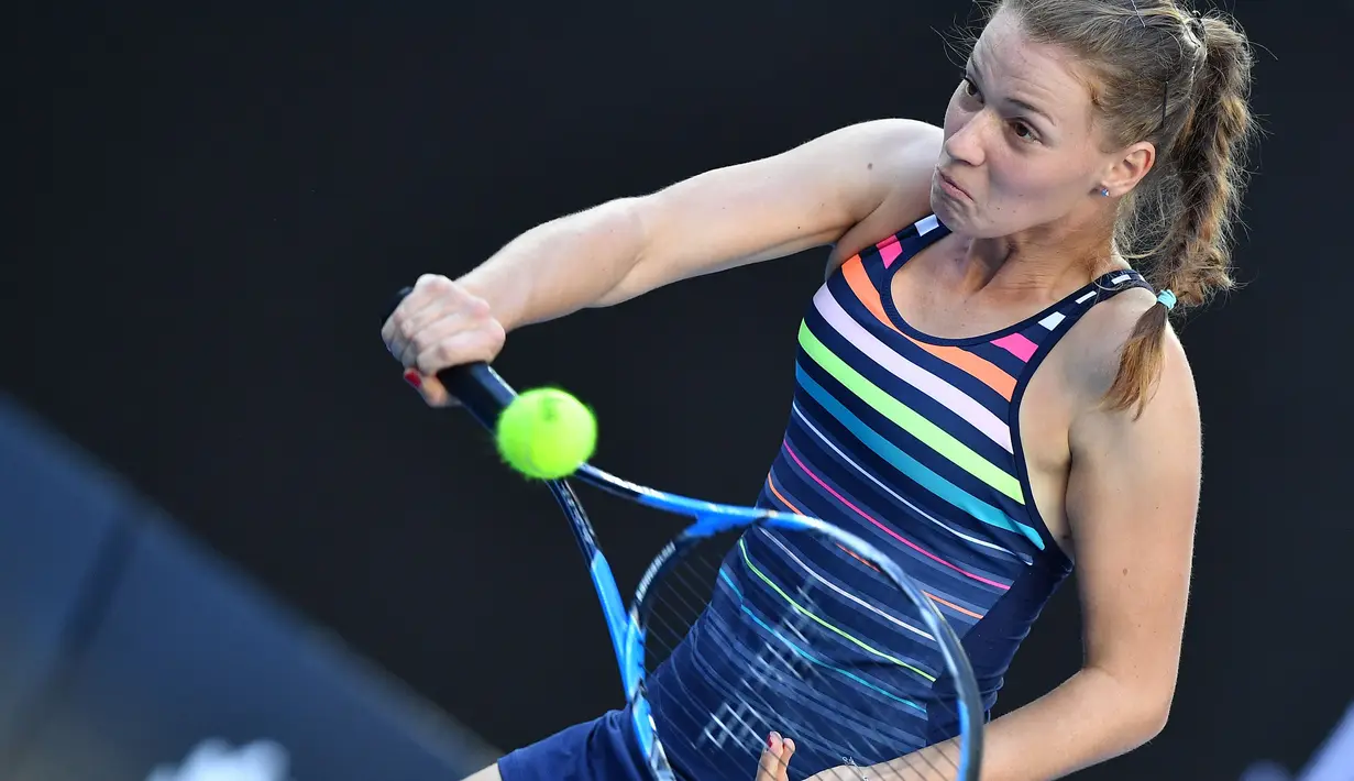 Aksi petenis Prancis, Jessika Ponchet mengembalikan bola saat melawan petenis Spanyol, Garbine Muguruza pada putaran pertama Australia Tebuka di Melbourne, (16/1/2018). (AFP/Greg Wood)