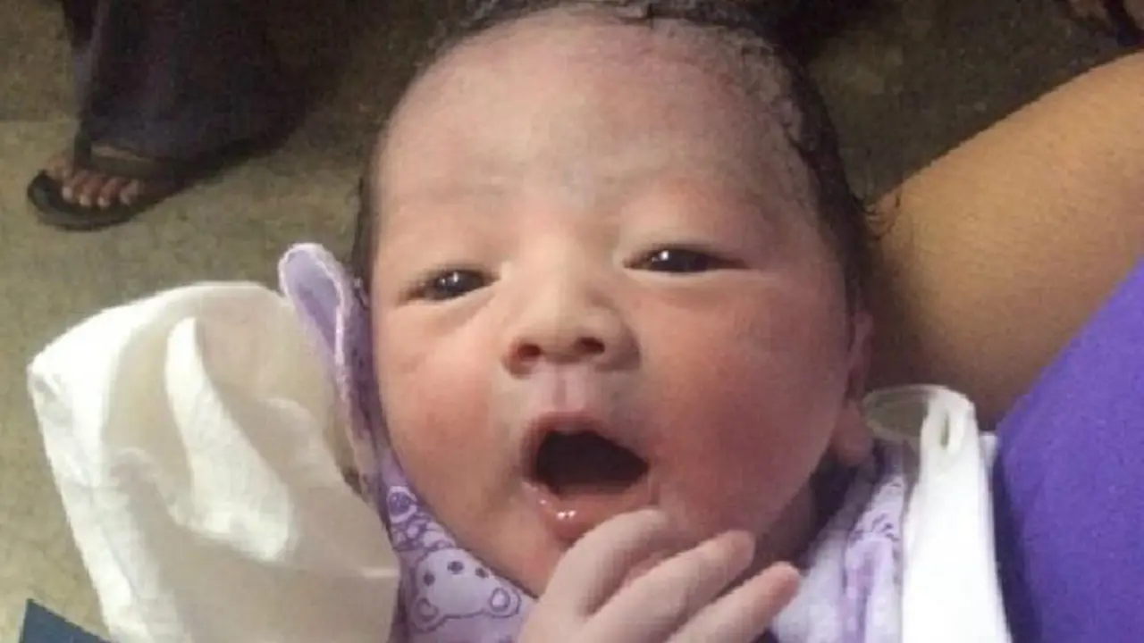 Lahir di Pesawat, Bayi Ini Diberi Nama Saw Jet Star