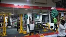 Seorang pria India saat berlatih di gym Ahmedabad Fitness Academy (AFA) di Ahmedabad (10/5/2019). Selama bulan suci Ramadhan, tempat gym ini tetap buka hingga larut malam untuk membiarkan anggota Muslim berolahraga setelah salat. (AFP Photo/Sam Panthaky)