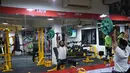 Seorang pria India saat berlatih di gym Ahmedabad Fitness Academy (AFA) di Ahmedabad (10/5/2019). Selama bulan suci Ramadhan, tempat gym ini tetap buka hingga larut malam untuk membiarkan anggota Muslim berolahraga setelah salat. (AFP Photo/Sam Panthaky)