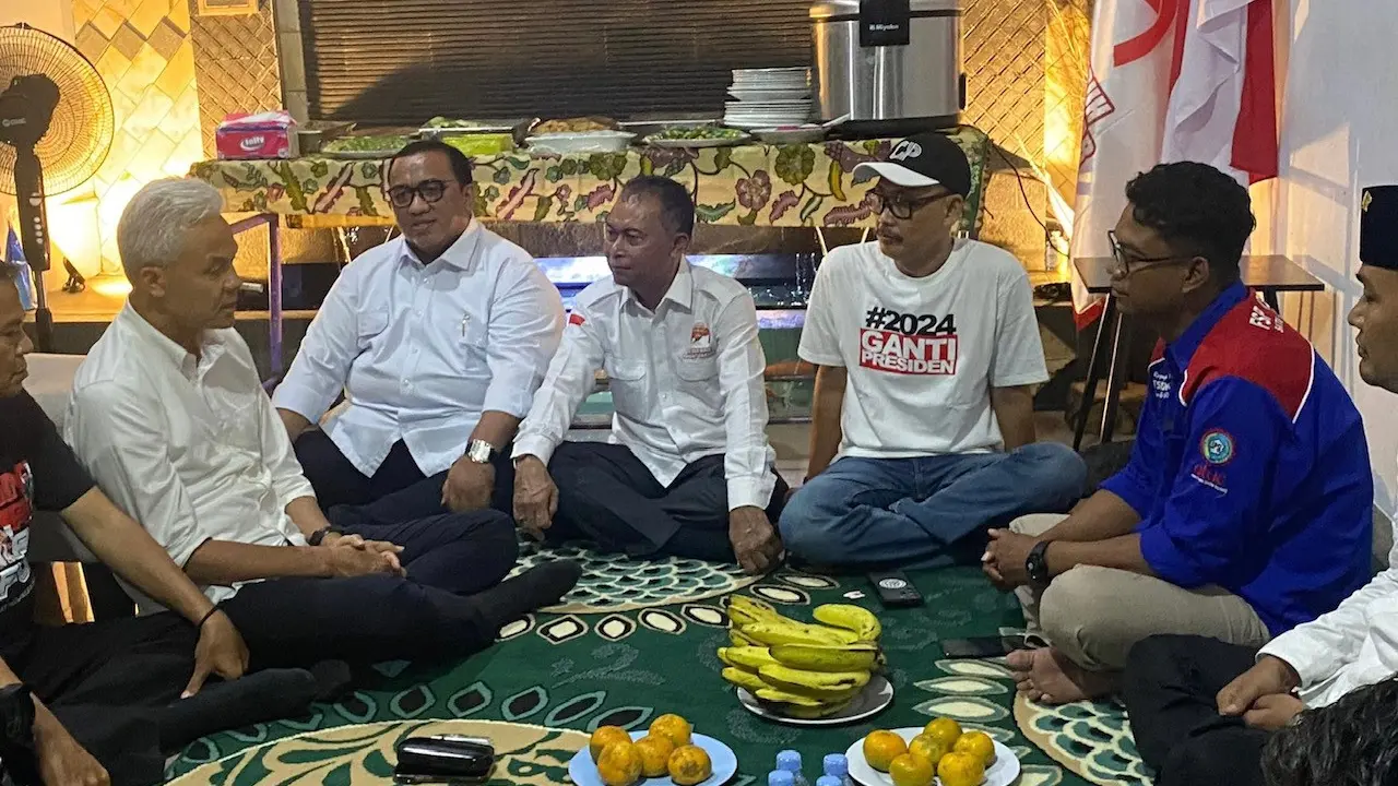 Calon presiden (capres) nomor urut tiga Ganjar Pranowo bertemu dengan kelompok buruh di Desa Jagapura, Kecamatan Kersana, Brebes, Jawa Tengah.