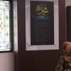 Pengunjung melihat sejumlah informasi tentang dunia Islam yang ada di galeri Islam masjid Al-Azhom, Tangerang, Banten, Jumat (22/4/2022). Banyak warga mengisi waktu senggang mengunjungi galeri tersebut untuk memperkaya wawasan tentang sejarah Islam saat Ramadhan. (Liputan6.com/Angga Yuniar)