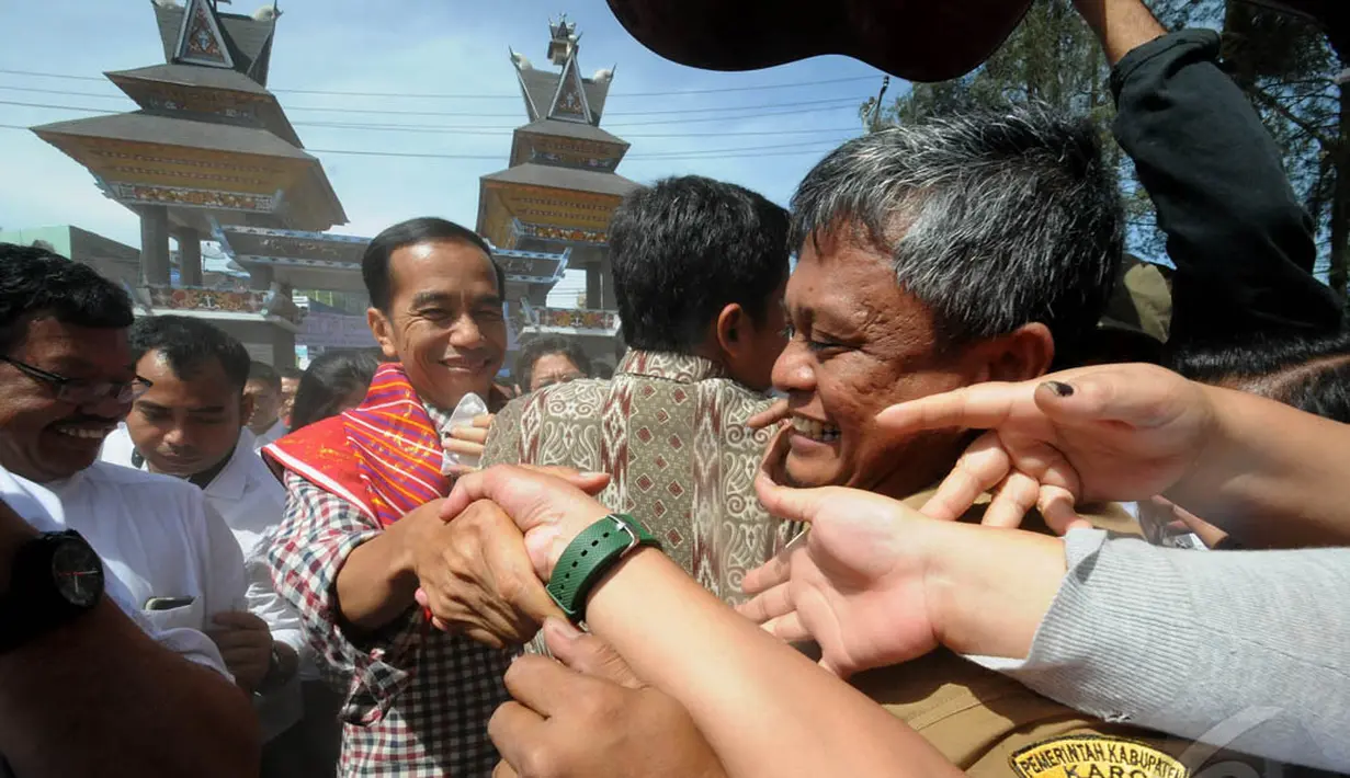 Jokowi disambut antusias oleh warga sekitar dan Jokowi dikalungkan selendang atau ulos atau Uis Gara dalam bahasa Karo berwarna kemerahan, Sumatera Utara, Selasa (10/6/2014) (Liputan6.com/Herman Zakharia)