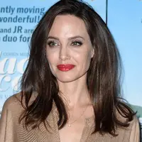 Sejak menggugat cerai Brad Pitt, beban hidup Angelina Jolie memang semakin berat. Pasalnya, ia mengurus keenam anaknya seorang diri. Bukan hanya itu, terpenting dirinya juga harus mencari nafkah. (AFP/Kevin Winter)