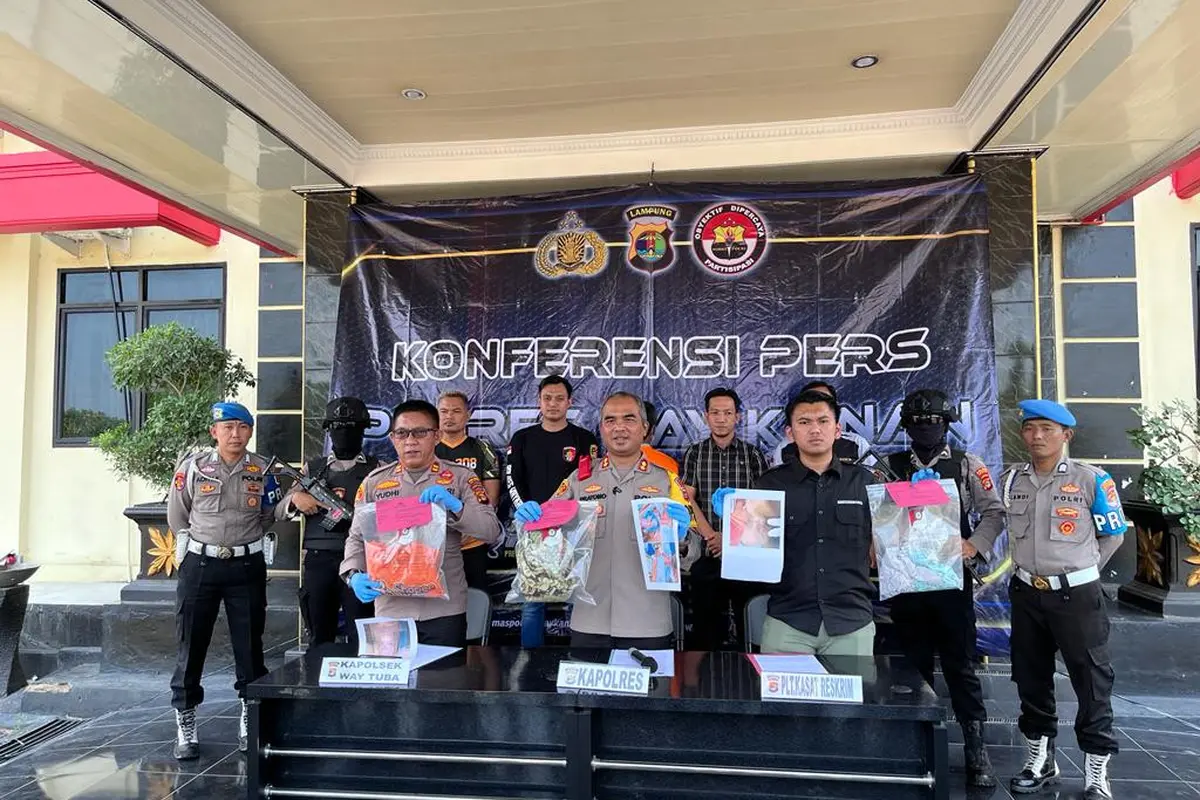 Kapolres Way Kanan, AKBP Pratomo Widodo saat jumpa pers pengungkapan kasus pembunuhan.
