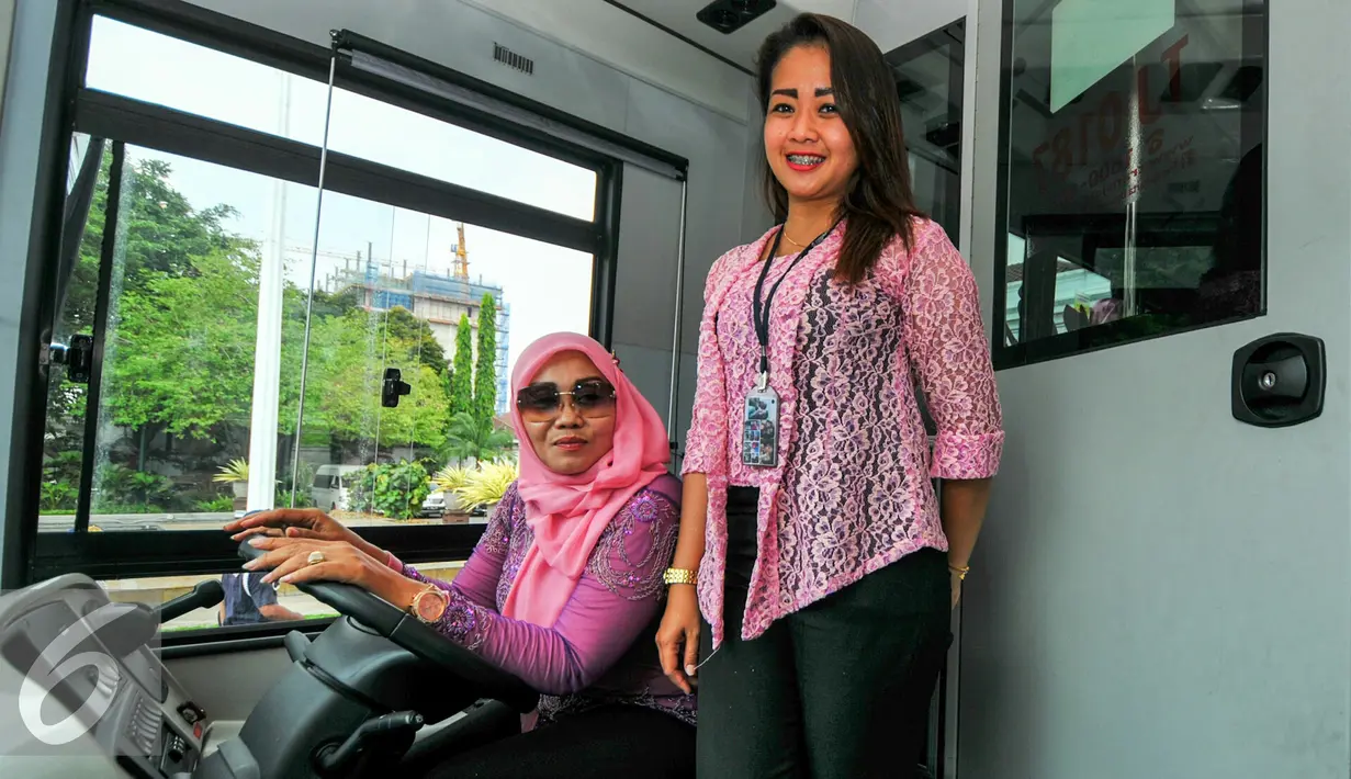 Bus Transjakarta berwarna merah muda ini akan dikendalikan oleh awak supir dan kondektur yang semuanya wanita, Jakarta, Kamis (21/4). Rencananya, akan ada 10 bus khusus perempuan di Koridor 1 Rute Blok M - Kota. (Liputan6.com/Yoppy Renato)