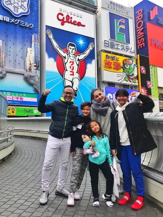 "Misalnya banyak hal yang kita pelajari sejak kecil dengan anak-anak. Mereka memiliki konsep bermain dengan alam, tidak takut dengan kotoran, dan tidak ada larangan," ujar Mona Ratuliu dilansir dari Liputan6. (Instagram/indrabrasco)