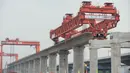 Foto pada 2 September 2020 ini menunjukkan lokasi pekerjaan pemasangan gelagar kotak (box girder) jalur Kereta Cepat Jakarta-Bandung (KCJB). Pemasangan gelagar sedang berlangsung di ketiga balok yard di sepanjang jalur Kereta Cepat Jakarta-Bandung dalam tiga hari terakhir. (Xinhua/Du Yu)