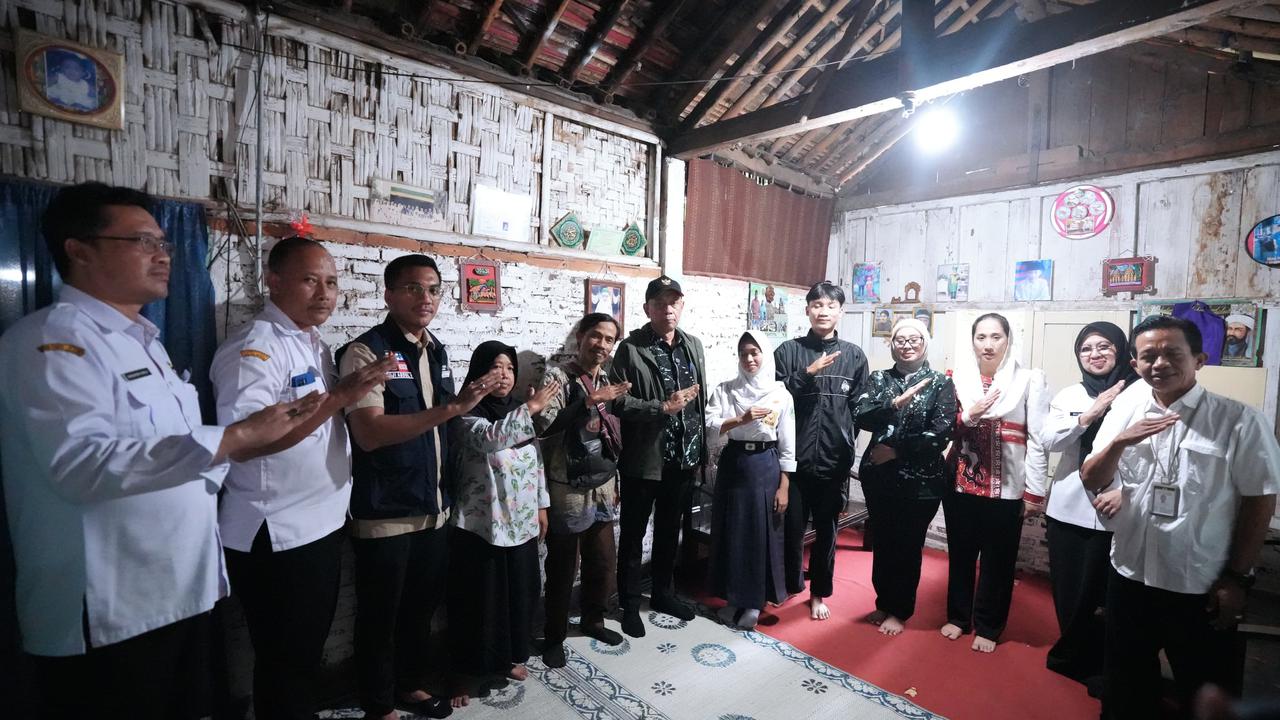 Keluarga Anisa menerima kunjungan Wakil Menteri Sosial Agus Jabo Priyono