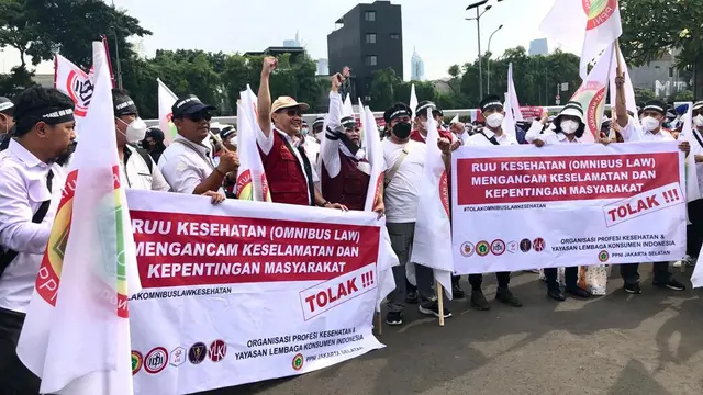 IDI beserta anggota organisasi lain demo atau unjuk rasa di depan Gedung DPR pada Senin (28 November 2022) soal RUU Omnibus Law Kesehatan. (Foto: Ade Nasihudin)