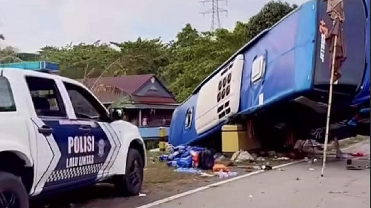Hujan Bikin Licin, Bus Bintang Timur Kecelakaan, 2 Penumpang Meninggal
