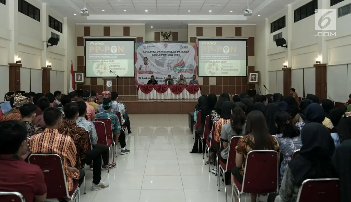 Suasana sebelum pembekalan Kirab Pemuda 2018 di Gedung PP-PON Cibubur, Jakarta, Kamis (30/8). Para peserta akan menjalani pembekalan selama tiga hari sebelum melakukan napak tilas ke 100 kota di 34 provinsi. (Merdeka.com/Iqbal S. Nugroho)