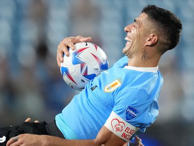 Pemain Uruguay, Luis Suarez merayakan kemenangan timnya atas Kanada pada laga perebutan peringkat ketiga Copa America 2024 di Bank of America Stadium, Charlotte, North Carolina, Minggu (14/07/2024). (AFP/Getty Images/Grant Halverson)