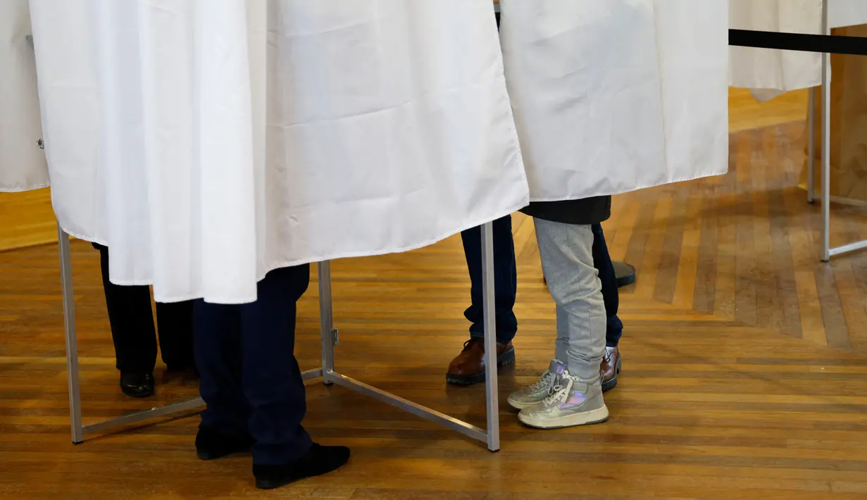 "Kami senang. Ini adalah apa yang telah kami perjuangkan selama lebih dari empat tahun," kata Arnaud Kielbasa, salah satu pendiri badan amal Apacauvi, yang mewakili para korban kecelakaan skuter listrik. (Photo by Geoffroy Van der Hasselt / AFP)