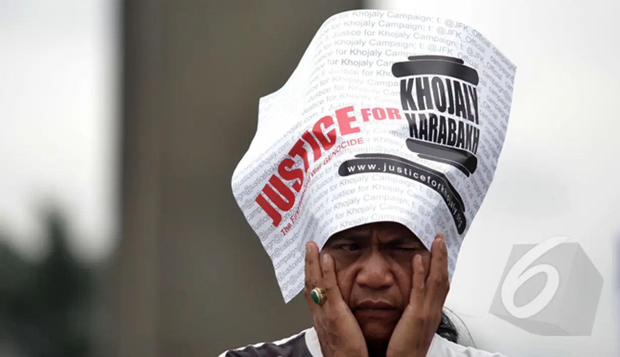 Salah satu ekspresi peserta aksi menuntut pemerintah Armenia untuk menghentikan pencaplokan wilayah Azerbaijan, Bundaran HI, Jakarta, Senin (23/2/2015). (Liputan6.com/Faizal Fanani)
