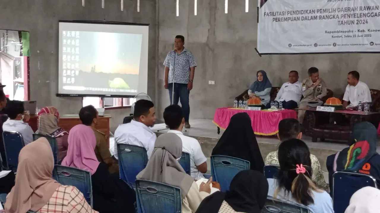 KPU Provinsi Sulawesi Tenggara mendidik 25 perempuan pesisir Konawe di daerah rawan bencana menghadapi pemilu 2024.(Liputan6.com/Ahmad Akbar Fua)