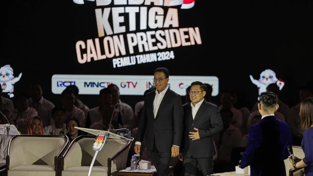 Pasangan capres-cawapres nomor urut 1 Anies Baswedan-Muhaimin Iskandar saat di lokasi debat capres 2024 pada Minggu (7/1/2024) yang digelar KPU di Istora Senayan, Jakarta.