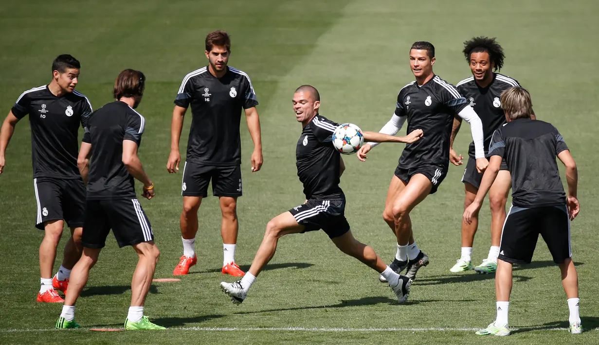 Bek Real Madirid, Pepe (tengah) saat melakukan sesi latihan di Stadion Santiago Bernabeu, Spanyol (12/5/2015). Real Madrid akan menantang Juventus di leg kedua semifinal Liga Champions. (Reuters/ Juan Medina)