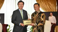 Bamsoet saat menerima Duta Besar Korea Selatan untuk Indonesia, H.E. Mr. Kim Chang-beom, di Ruang Kerja Ketua MPR RI, Jakarta, Rabu (20/11).