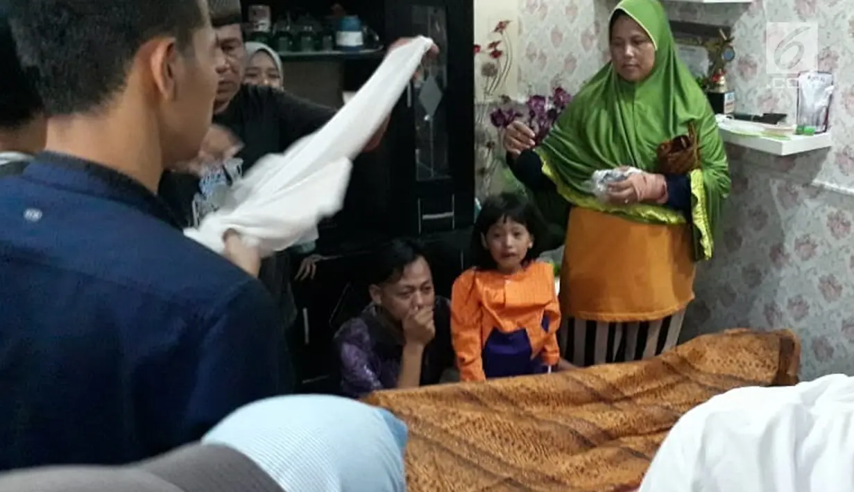 Suasana rumah duka korban dalam kecelakaan maut Karawaci antara truk pengangkut tanah dengan mobil penumpang di kawasan Cibodas Sari, Kota Tangerang, Kamis (1/8/2019). Seperti diketahui, akibat dudga sopir mengantuk, truk bermuatan tanah oleng dan menimpa minibus. (Liputan6.com/Pramita Tristiawati)
