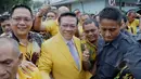Ketua Umum Partai Golkar Agung Laksono (tengah) usai mengikuti sidang putusan Mahkamah Partai Golkar di DPP Partai Golkar, Jakarta, Selasa (3/3/2015). Mahkamah Partai memenangkan kubu Agung. (Liputan6.com/Andrian M Tunay)
