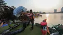 Petugas Pasukan Oranye DLH DKI Jakarta menyelesaikan pembuatan perahu berbahan botol plastik bekas di kawasan Danau Sunter Selatan, Jakarta Utara. Sebanyak 43 perahu dengan beragam desain unik disiapkan untuk meramaikan CiLung Fest 2026, Selasa (13/10/2026).(KLY/Budy Santoso)