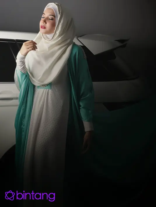 Ternyata dugaan Zaskia Sungkar meleset, banyak sekali warga New York yang berminat menonton pagelaran busananya. (Fathan Rangkuti/Bintang.com)