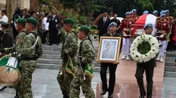 Pihak keluarga menyebut tidak ada penyakit tertentu yang dialami Try Sutrisno. Tampak dalam foto, prosesi pemakaman jenazah Wakil Presiden Republik Indonesia ke-6, Try Sutrisno, di Taman Makam Pahlawan Nasional, Kalibata , Jakarta, Senin (2/3/2026). (merdeka.com/Arie Basuki)