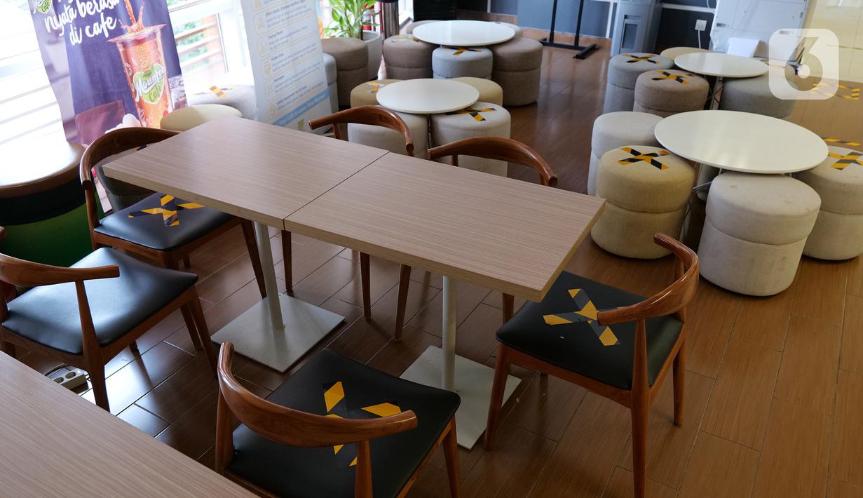 Stiker panduan jarak dipasang di kursi ruang makan Suntory Garuda, Jakarta, Senin (8/8/2020). Suntory Garuda menerapkan protokol kesehatan, seperti kapasitas karyawan hanya dibolehkan sebanyak 50 persen, meniadakan absensi sidik jari dan menggunakan alat makan pribadi (Liputan6.com/Herman Zakharia)