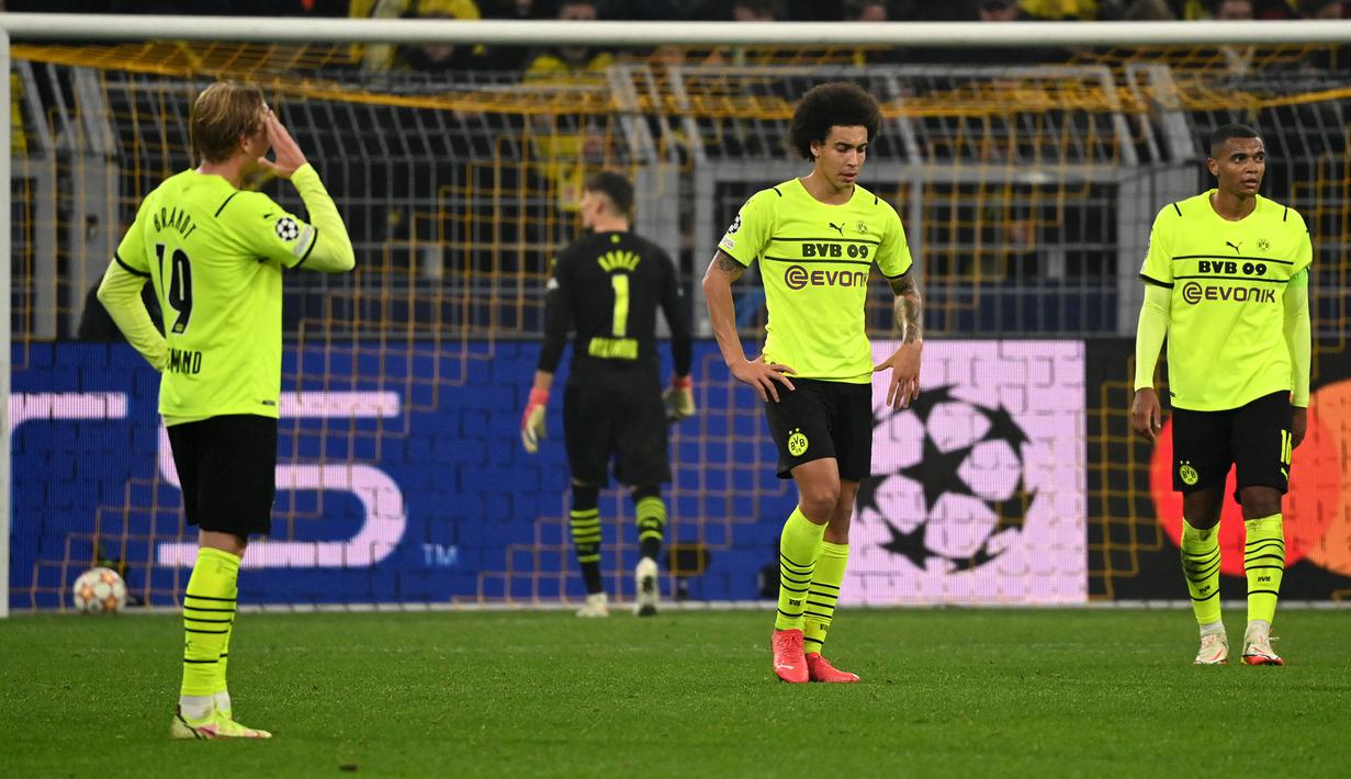 Borussia Dortmund bernasib sama dengan Barcelona di Liga Champions musim ini. Mereka harus puas finis di urutan ketiga dan turun kasta ke Liga Europa. Sebelumnya, Dortmund juga pernah mengalami hal serupa pada musim 2016/17. Mereka hanya sampai di babak 16 besar saja. (AFP/Ina Fassbender)