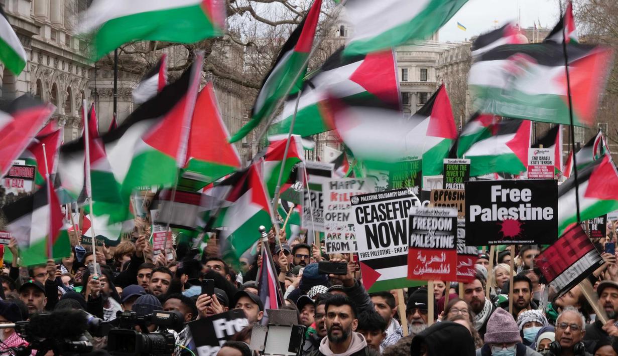 Para pengunjuk rasa pro-Palestina memegang spanduk, bendera, dan plakat saat berunjuk rasa di London, Sabtu, 3 Februari 2024. (AP Photo/Kin Cheung)
