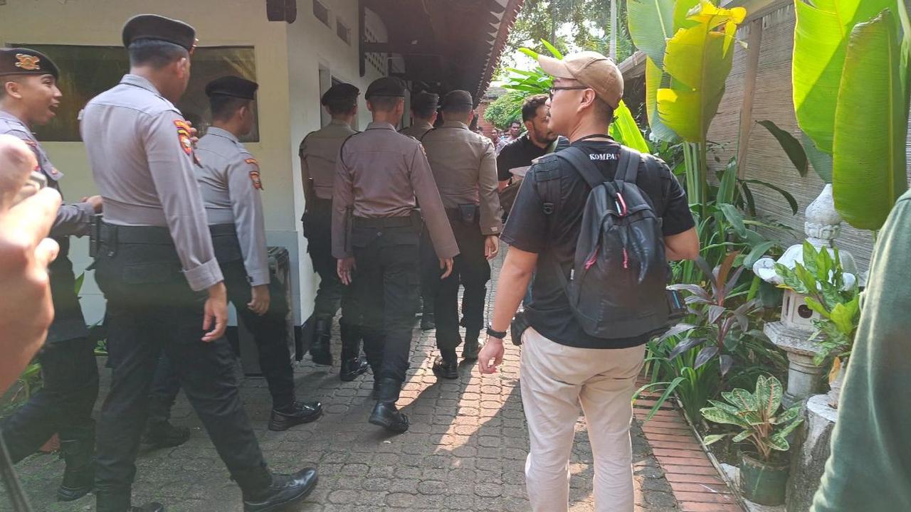 Tak puas, massa mendatangi ruangan yang direncanakan menjadi tempat diskusi. Mereka pun membanting peralatan liputan, salah satunya tripod milik jurnalis televisi.