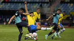 Penyerang timnas Ekuador, Angel Mena (kiri) mencetak gol ke gawang Brasil pada laga Grup B Copa America 2021 di Estadio Olimpico Pedro Ludovico, Senin (28/6/2021). Laga antara Brasil melawan Ekuador berakhir imbang 1-1, Ekuador pun lolos ke babak perempat final. (AP Photo/Ricardo Mazalan)