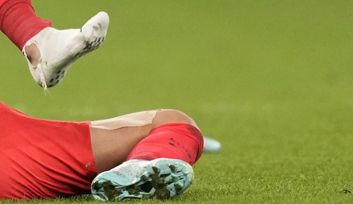 Bahkan kaos kaki dari Son Heung-min sempat robek kala dilanggar oleh pemain Uruguay. (AP Photo/Lee Jin-man)