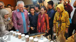 Menteri Perdagangan, Enggartiasto Lukita melihat sejumlah produk saat acara penandatangan nota kesepahaman di Jakarta, Selasa (20/12). Lima lembaga tersebut yaitu Kementerian Kementerian Perdagangan, Kementerian Pertanian. (Liputan6.com/Angga Yuniar)