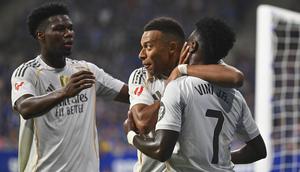 Kylian Mbappe dari Real Madrid (tengah) mendapat ucapan selamat dari rekan-rekannya, Vinicius Junior (kanan) dan Aurelien Tchouameni, setelah mencetak gol dalam laga La Liga antara Real Oviedo dan Real Madrid di Stadion Carlos Tartiere, Oviedo, Spanyol, Minggu, 24 Agustus 2025. (AP Photo/Miguel Oses)