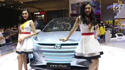 Model berpose di samping mobil yang dipamerkan pada Gaikindo Indonesia International Auto Show (GIIAS) 2019 di ICE BSD, Tangerang, Sabtu (20/7/2019). Kehadiran SPG atau model itu untuk menarik pengunjung serta memberikan informasi terkait produk otomotif yang ditawarkan. (Liputan6.com/Angga Yuniar)