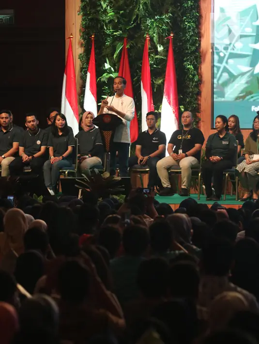 Presiden Joko Widodo memberi sambutan dalam Spirit of Millenials: Green Festival di Jakarta, Kamis (31/1). Acara ini untuk meningkatkan kepedulian milenial terhadap gaya hidup ramah lingkungan, urban farming dan agrikultur. (Liputan6.com/Angga Yuniar)