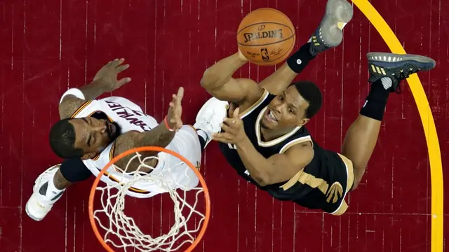 Guard Toronto Raptors, Kyle Lowry (kanan).