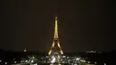 Suasana pemandangan Menara Eiffel yang diterangi lampu dari Trocadero Plaza di Paris, Prancis (1/9).( AFP Photo/Ludovic Marin)