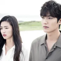 Lee Min Ho dan Jun Ji Hyun di Legend of the Blue Sea. (via boxasian.com)