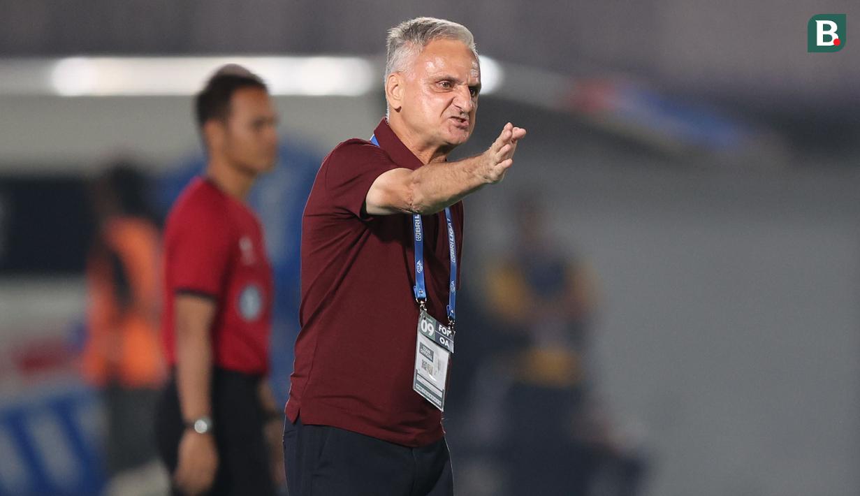 <p>Pelatih kepala PSS Sleman, Marian Mihail memberi instruksi kepada pemainnya saat menghadapi PSS Sleman pada laga pekan ke-9 BRI Liga 1 2023/2024 di Stadion Indomilk Arena, Tangerang, Jumat (18/8/2023). (Bola.com/Abdul Aziz)</p>