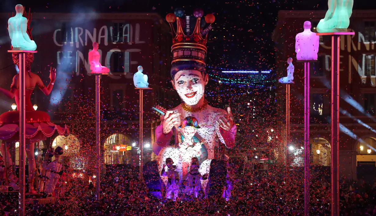 Kendaraan hias membawa patung raksasa berbentuk Raja saat diarak pada parade karnaval Nice ke-135 di Nice, Prancis (16/2). (Valery Hache/AFP)
